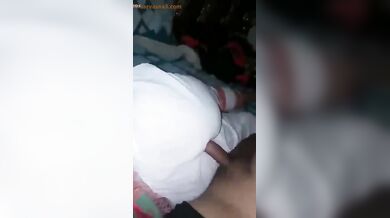 सोयी हुई बहन की गांड की दरार में लंड घिसता भाई