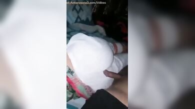 सोयी हुई बहन की गांड की दरार में लंड घिसता भाई