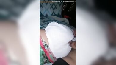 सोयी हुई बहन की गांड की दरार में लंड घिसता भाई