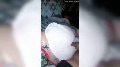 सोयी हुई बहन की गांड की दरार में लंड घिसता भाई