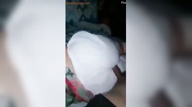 सोयी हुई बहन की गांड की दरार में लंड घिसता भाई