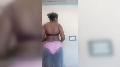 ट्रांसपेरेंट साड़ी में बूब्स और कमर दिखातीं हॉर्नी भाभी