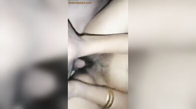 राजस्थानी भाभी की झांटदार बुर में पे दिया लंड