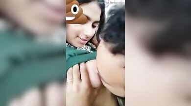 गर्लफ्रेंड के बूब्स चूस-चूसकर दूध पीता आवारा आशिक