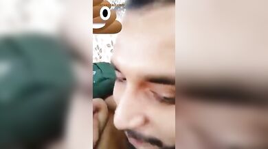 गर्लफ्रेंड के बूब्स चूस-चूसकर दूध पीता आवारा आशिक