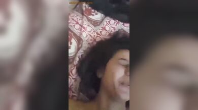 लड़की को चोद के चहरे पर माल छोड़ता आशिक