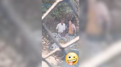 फ्रूट वाले का लंड हिलाती भाभी का वायरल सेक्स वीडियो