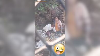 फ्रूट वाले का लंड हिलाती भाभी का वायरल सेक्स वीडियो