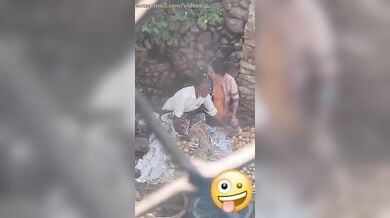 फ्रूट वाले का लंड हिलाती भाभी का वायरल सेक्स वीडियो