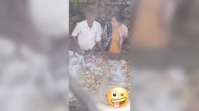 फ्रूट वाले का लंड हिलाती भाभी का वायरल सेक्स वीडियो