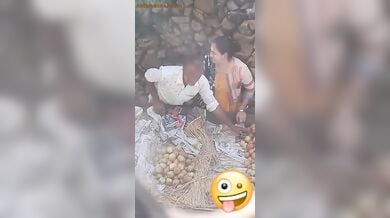 फ्रूट वाले का लंड हिलाती भाभी का वायरल सेक्स वीडियो