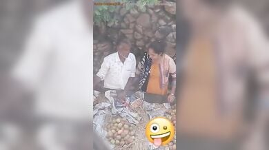 फ्रूट वाले का लंड हिलाती भाभी का वायरल सेक्स वीडियो