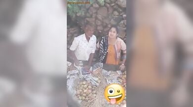 फ्रूट वाले का लंड हिलाती भाभी का वायरल सेक्स वीडियो