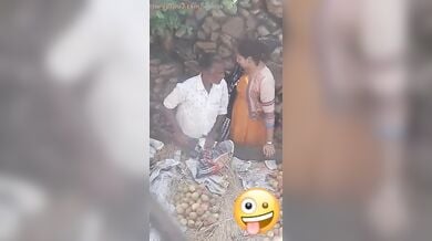 फ्रूट वाले का लंड हिलाती भाभी का वायरल सेक्स वीडियो