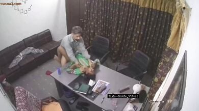 ऑफिस की कामवाली को सिक्यूरिटी  वाले अंकल ने ऑफिस में चोदा