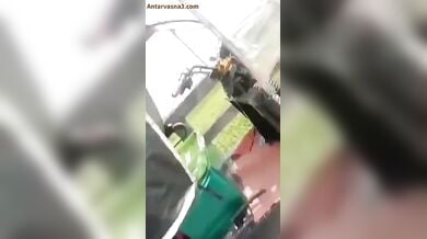 इलेक्ट्रिक रिक्शावाले ने कोलेज गर्ल पेल दी