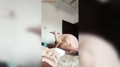 पाकिस्तानी भाभी बूढ़े लवर के साथ चुदते पकड़ी गई