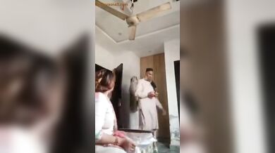 पाकिस्तानी भाभी बूढ़े लवर के साथ चुदते पकड़ी गई