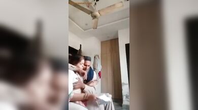 पाकिस्तानी भाभी बूढ़े लवर के साथ चुदते पकड़ी गई