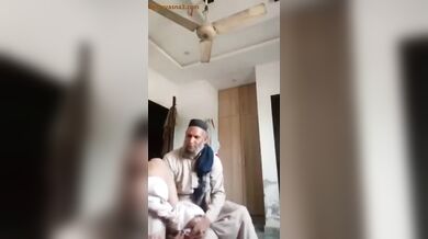 पाकिस्तानी भाभी बूढ़े लवर के साथ चुदते पकड़ी गई