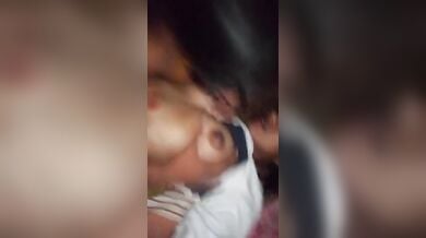 चाचा की बेटी के साथ अँधेरे में मजे करता लड़का