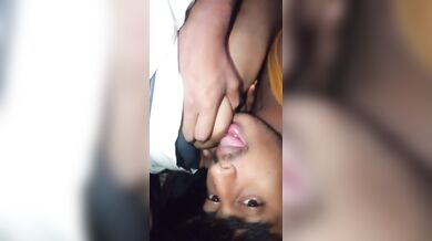 चाचा की बेटी के साथ अँधेरे में मजे करता लड़का