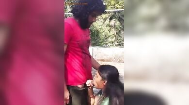 पब्लिक पार्क में लोडा मुहं में लेती मल्लू भाभी