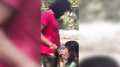 पब्लिक पार्क में लोडा मुहं में लेती मल्लू भाभी