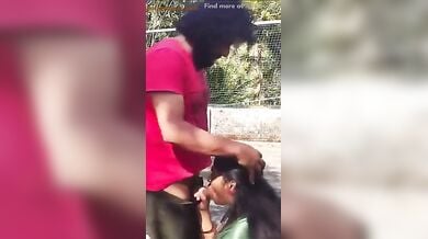 पब्लिक पार्क में लोडा मुहं में लेती मल्लू भाभी