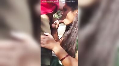 पब्लिक पार्क में लोडा मुहं में लेती मल्लू भाभी