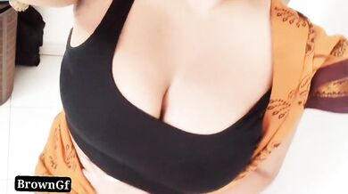 दोस्त की मम्मी ने भेजी टेंकर बूब्स की सेल्फी