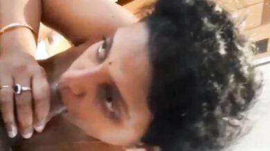 कामुक मलयालम आंटी ने खड़ा कर दिया बड़ा लंड चूस के!