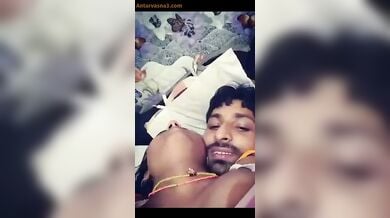 रांड को चोदने से पहले ट्रक ड्राइवर ने चूचियां दबाई