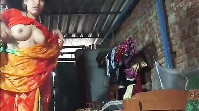 ब्लू चड्डी वाली यूपी की भौजी ने कुतिया बन के बुर मरवाई