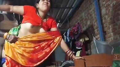 ब्लू चड्डी वाली यूपी की भौजी ने कुतिया बन के बुर मरवाई