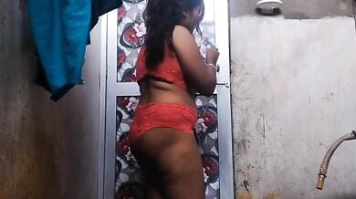 भोजपुरी भाभी को देवर ने बाथरूम में पेल दिया