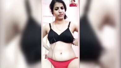 लौंडे के लिए टीचर भाभी ने कपड़े खोले वीडियो कॉल में