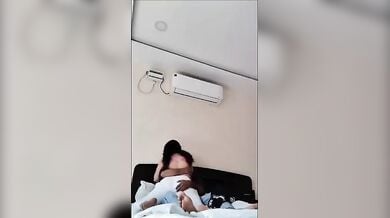 ओयो रूम्स में पापा के ड्राइवर के साथ मस्ती करती जवान लड़की