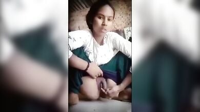 गाँव की लड़की ने थूक लगा के चूत और गांड में उंगली की