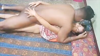 चुदक्कड़ देहाती भाभी को मोबाइलवाले ने चोदा