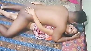 चुदक्कड़ देहाती भाभी को मोबाइलवाले ने चोदा