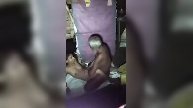 बूढ़े पड़ोसी ने दोस्त की बहू की बजा डाली