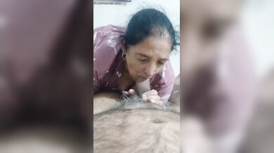 बूढ़ी पंजाबी आंटी ने अंकल का लंड चूसा