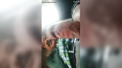 यूपीवाले अंकल ने लड़की को लंड दिखाया