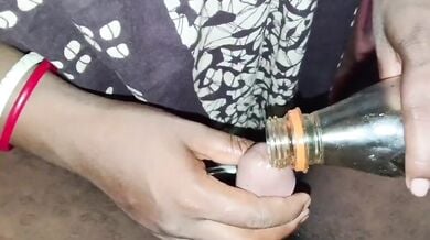 पुलिस वाले की बीवी ने नाइटी में पराए लंड की तेल मालिश की