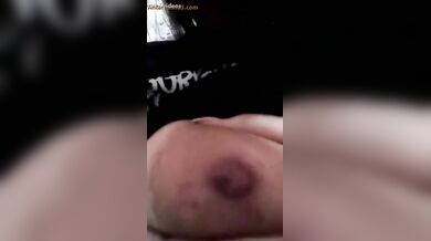 जवान देसी गर्ल ने चुची दिखा के बोला मेरा दूध पी लो!