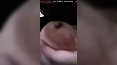 जवान देसी गर्ल ने चुची दिखा के बोला मेरा दूध पी लो!