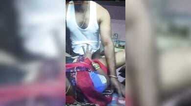 मराठी कामवालीआंटी की साड़ी उठा के चोदमपट्टी का वीडियो