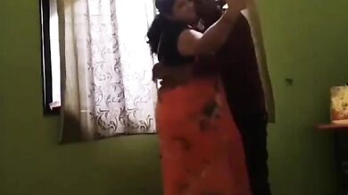 मटकनी फिगर की आंटी मिस्त्री से चुद गई