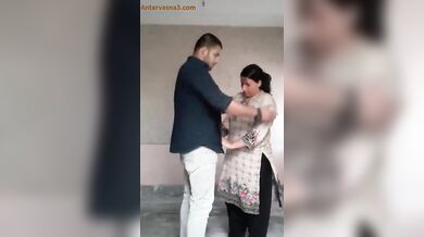 मच्योर आंटी ने जवान लवर की चड्डी खोल के लंड चूसा